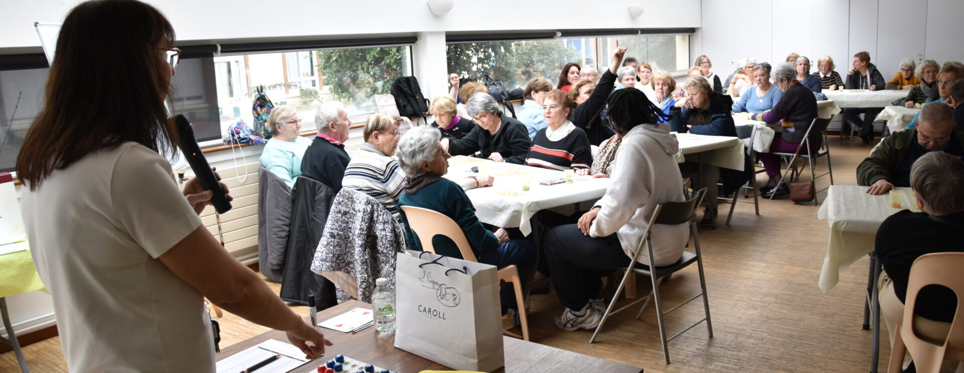 Personnes âgées qui font un loto
