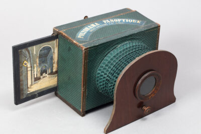 Ancien appareil photo vert et marron - Agrandir l'image 3 sur 3, fenêtre modale