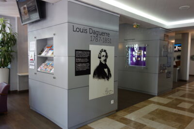 Louis Daguerre et ses inventions. Exposition permanente située dans le hall de la mairie. - Agrandir l'image 3 sur 3, fenêtre modale