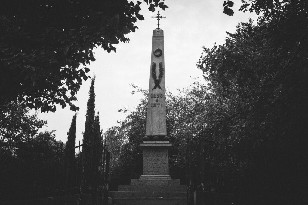 Photographie en noir et blanc d'un monument aux morts. - Agrandir l'image, fenêtre modale