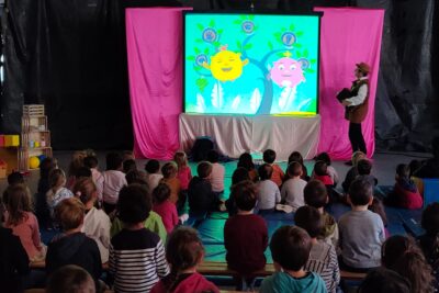 Enfants qui regardent un spectacle sur un écran  - Agrandir l'image 2 sur 3, fenêtre modale