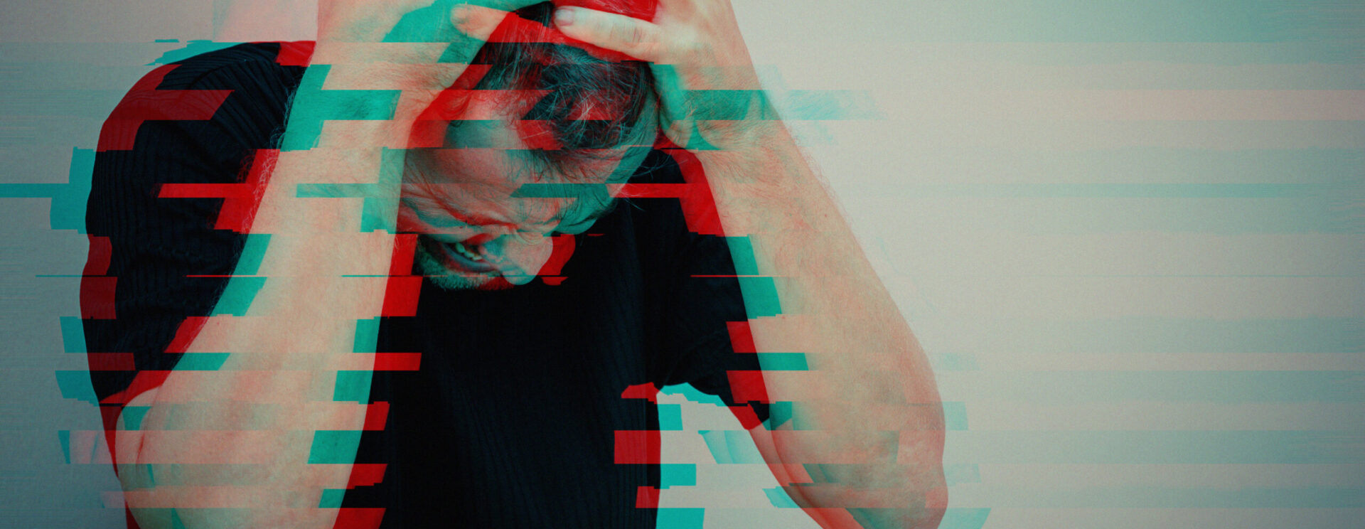 Homme qui se tient la tête