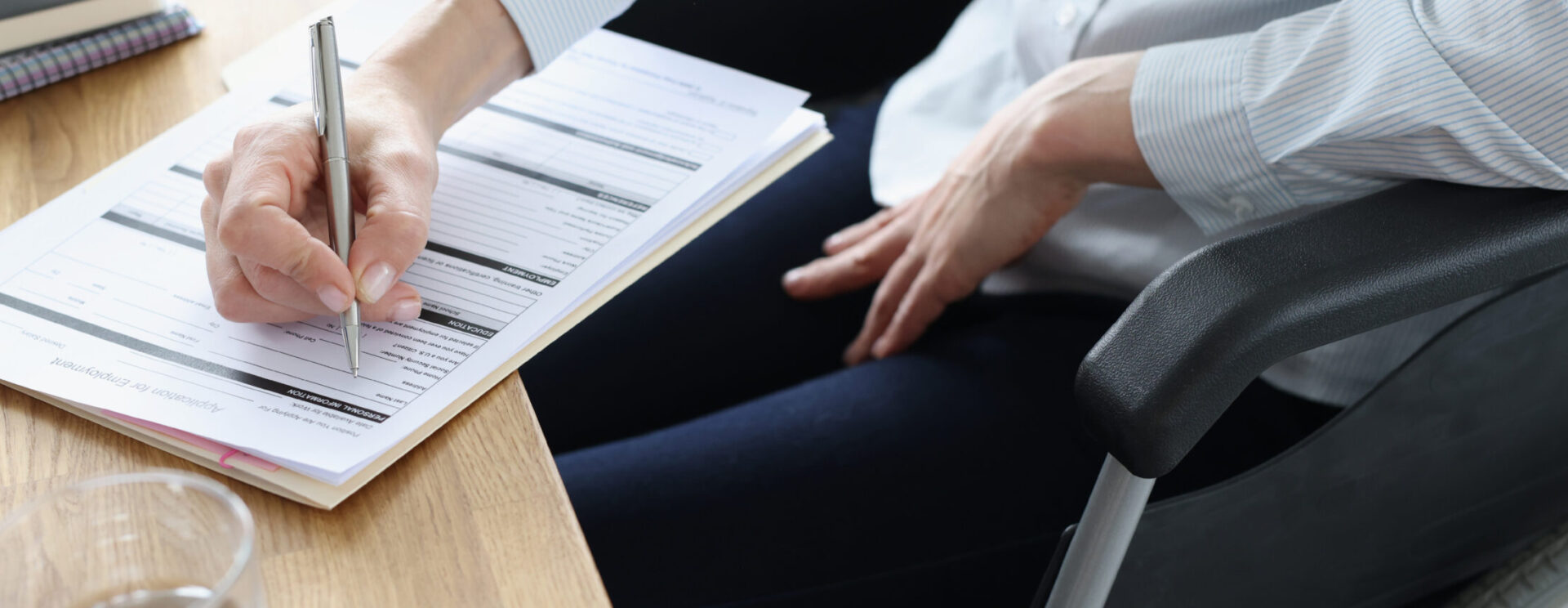 Personne qui écrit sur un document