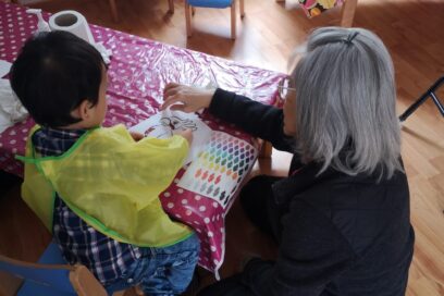 Atelier motricité fine organisé par le pôle petite enfance - Agrandir l'image, fenêtre modale