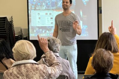 Homme qui parle devant des personnes âgées assises - Agrandir l'image 3 sur 6, fenêtre modale