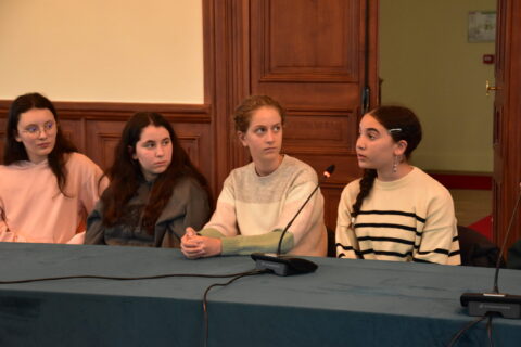 Jeunes filles assises à une table avec un micro