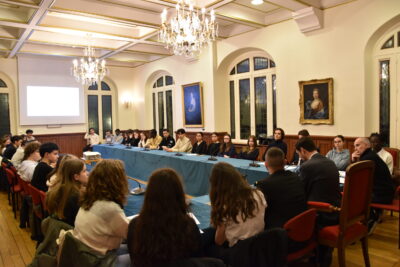 Jeunes personnes assises autour d'une grande table  - Agrandir l'image 3 sur 3, fenêtre modale