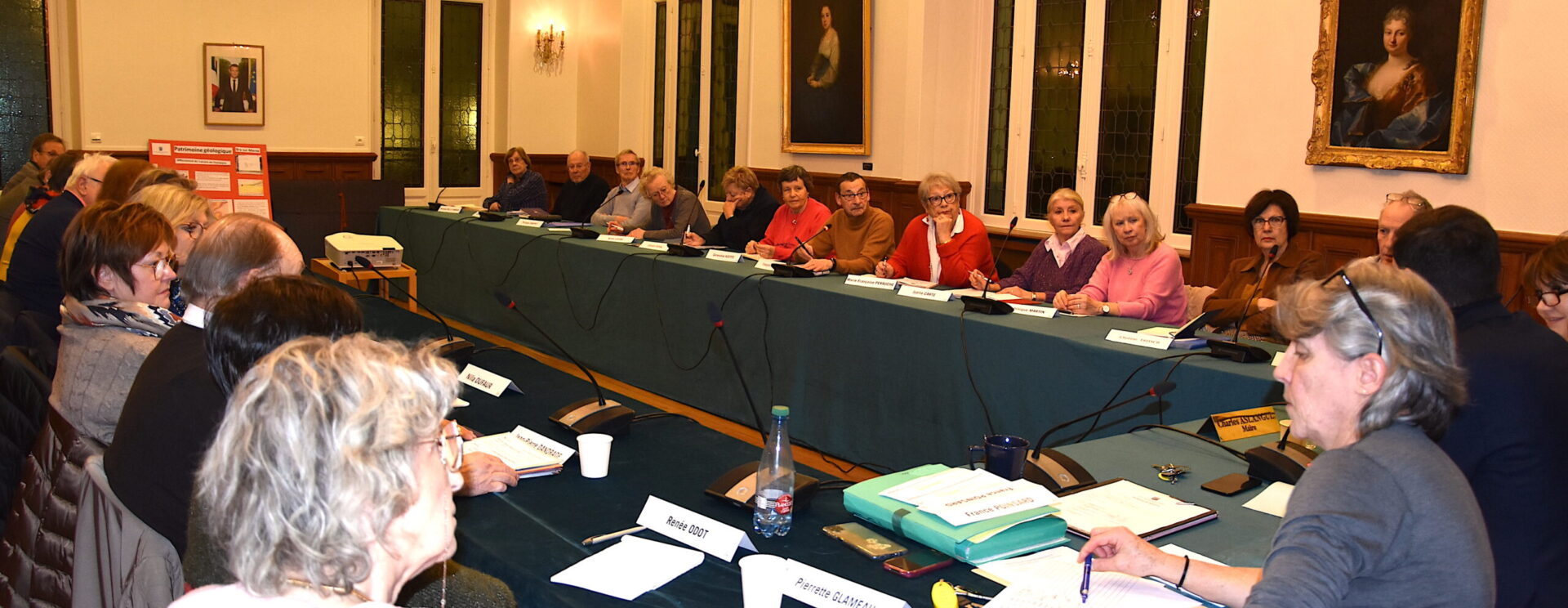 Personnes assises autour d'une grande table