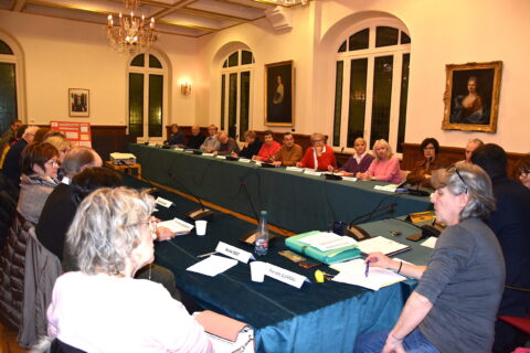 Personnes assises autour d'une grande table