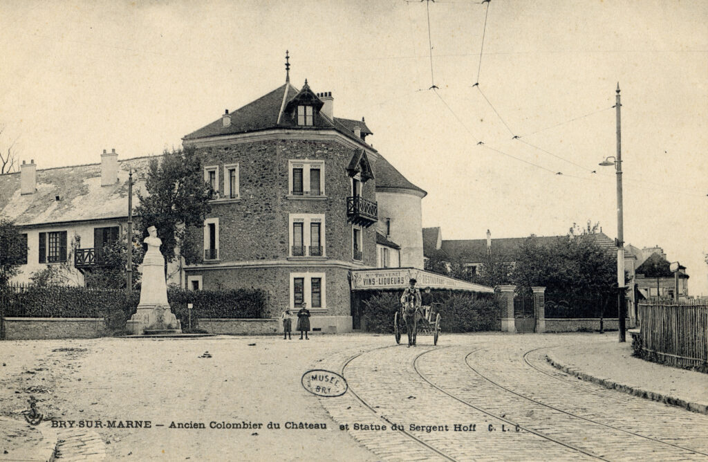 Photographie en noir et blanc du colombier de Bry-sur-Marne vu de la rue - Agrandir l'image, fenêtre modale