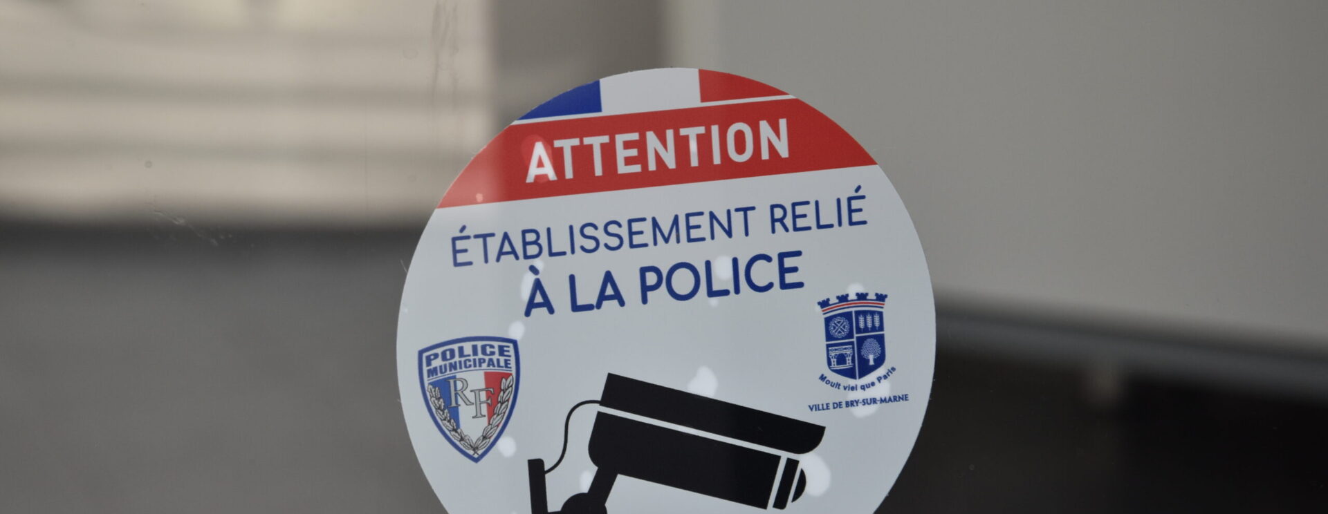 Macaron "Attention établissement relié à la Police"