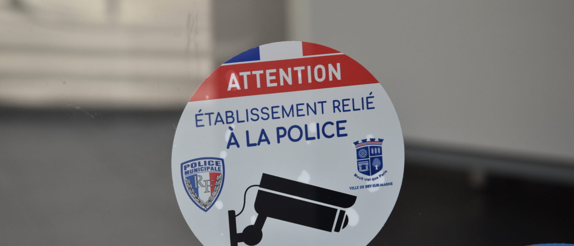 Vignette sur laquelle il est écrit "Attention établissement relié à la police" - Agrandir l'image, fenêtre modale