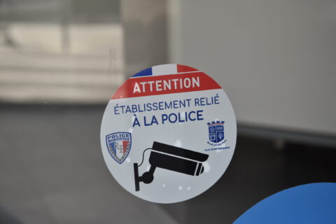 Macaron "Attention établissement relié à la Police"