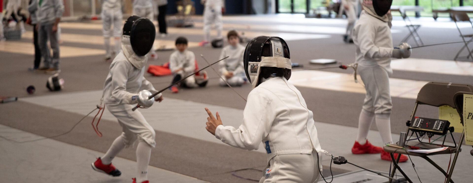 Enfants qui font de l'escrime