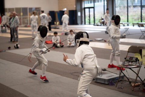 Enfants qui font de l'escrime