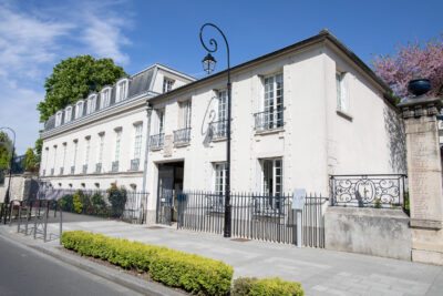 Maison longue, composée d'un rez-de-chaussé et d'un étage, aux murs blancs - Agrandir l'image 1 sur 5, fenêtre modale