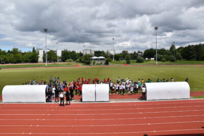 des enfants réunies sur la pelouse du parc des sports des Maisons Rouges pour le Cross des Écoles 2024.  - Agrandir l'image 8 sur 9, fenêtre modale