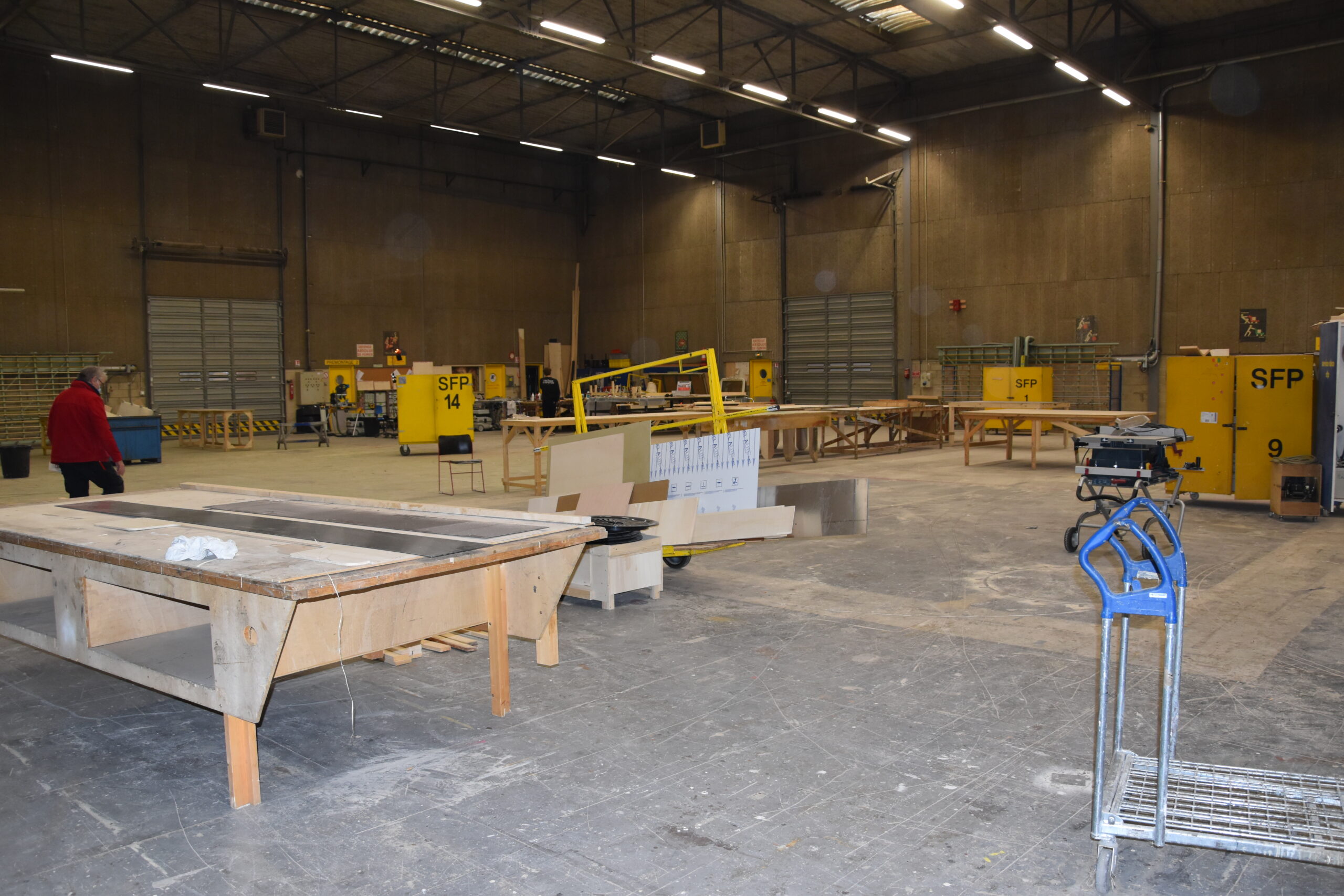 Hangar avec des machines entreposées