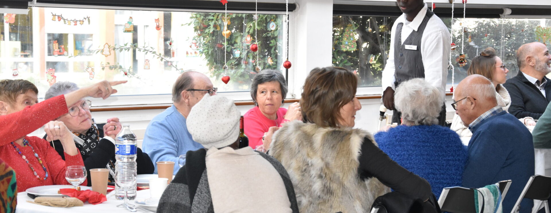 Personnes assises autour d'une table