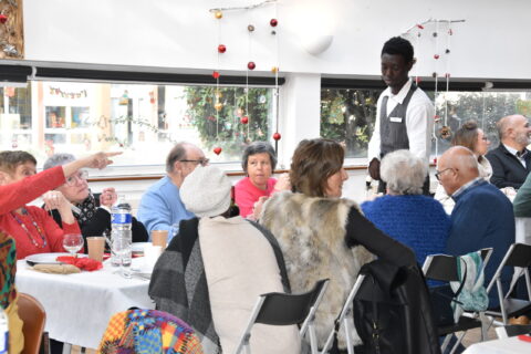 Personnes assises autour d'une table