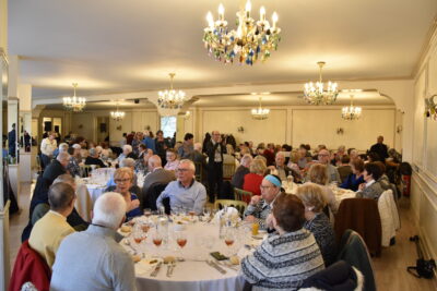 Personnes âgées qui dînent autour de tables rondes - Agrandir l'image 6 sur 6, fenêtre modale