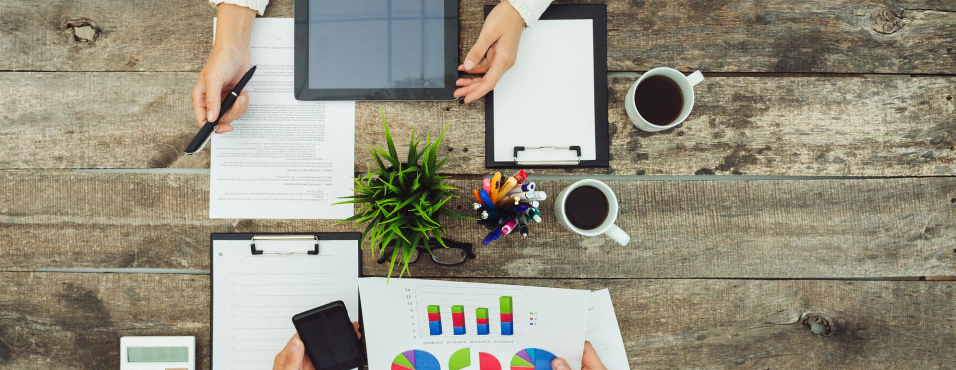 Personnes qui travaillent sur une table