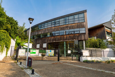 bâtiment assez moderne en devanture de bois et fenêtres - Agrandir l'image 4 sur 9, fenêtre modale
