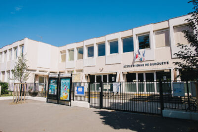 bâtiment très sobre blanc avec grand portail noir - Agrandir l'image 1 sur 9, fenêtre modale