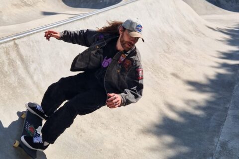 Homme qui fait du skate