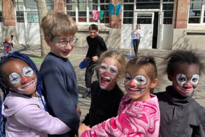 des enfants maquillés en clown dans la cours de l'école Henri Cahn pour la fête du Printemps en 2023.  - Agrandir l'image 6 sur 9, fenêtre modale