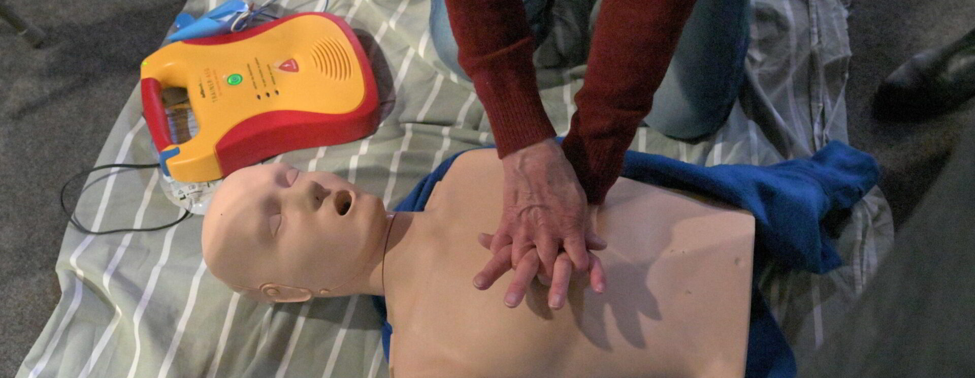 Geste de premiers secours sur mannequin