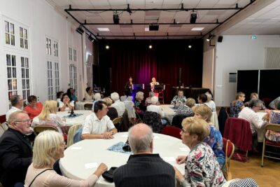 Personnes âgées assises autour de tables rondes dans une salle des fêtes - Agrandir l'image 5 sur 6, fenêtre modale