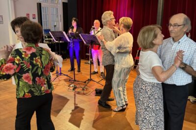 Personnes âgées qui dansent dans une salle des fêtes - Agrandir l'image 1 sur 6, fenêtre modale