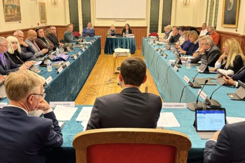 Personnes assises autour d'une grande table