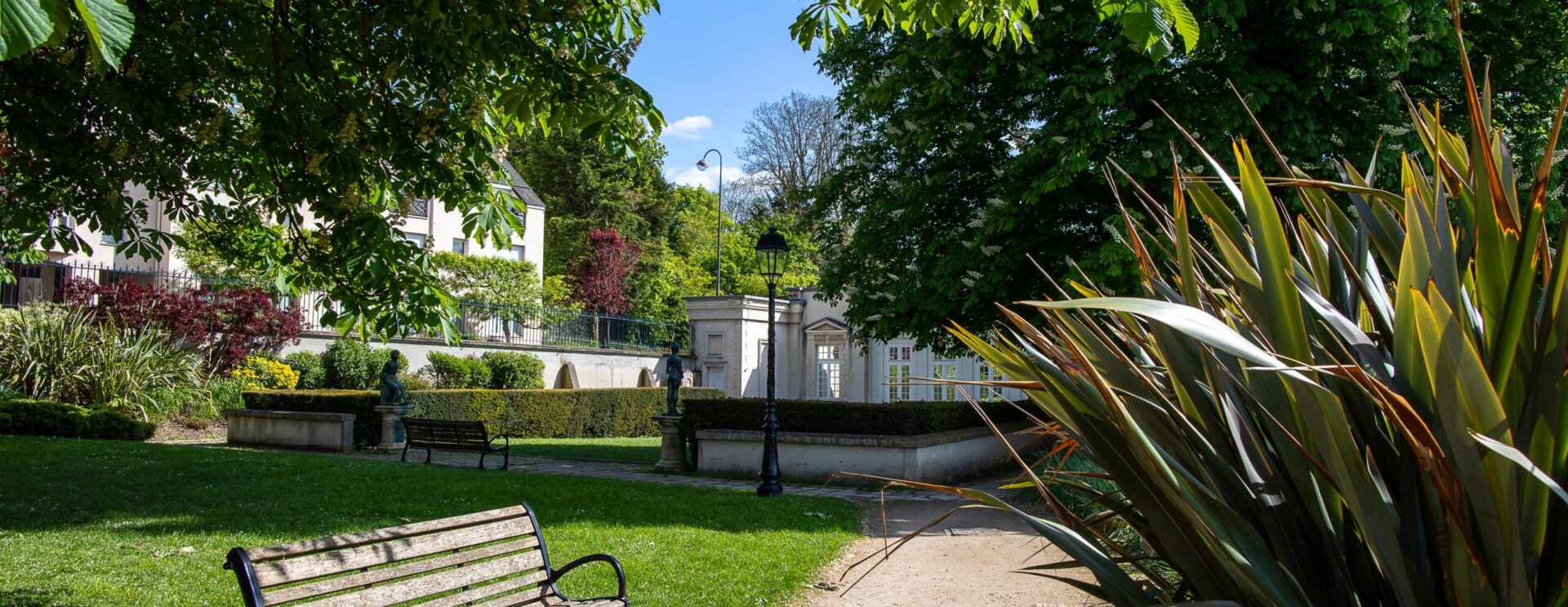 Jardin avec bâtiment en fond