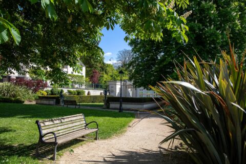 Jardin avec bâtiment en fond