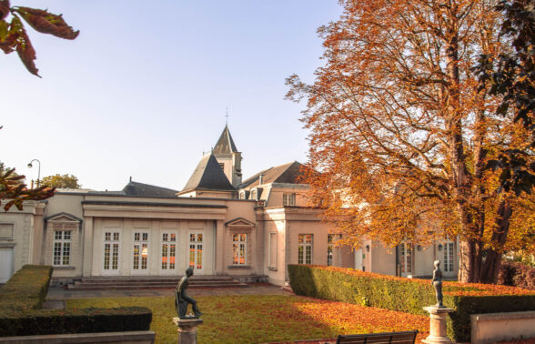 Jardin avec bâtiment en fond