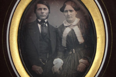 Portrait ancien (photographie) d'un couple - Agrandir l'image 2 sur 3, fenêtre modale