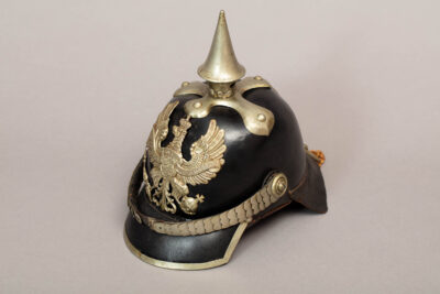 Casque ancien avec une pointe - Agrandir l'image 2 sur 3, fenêtre modale