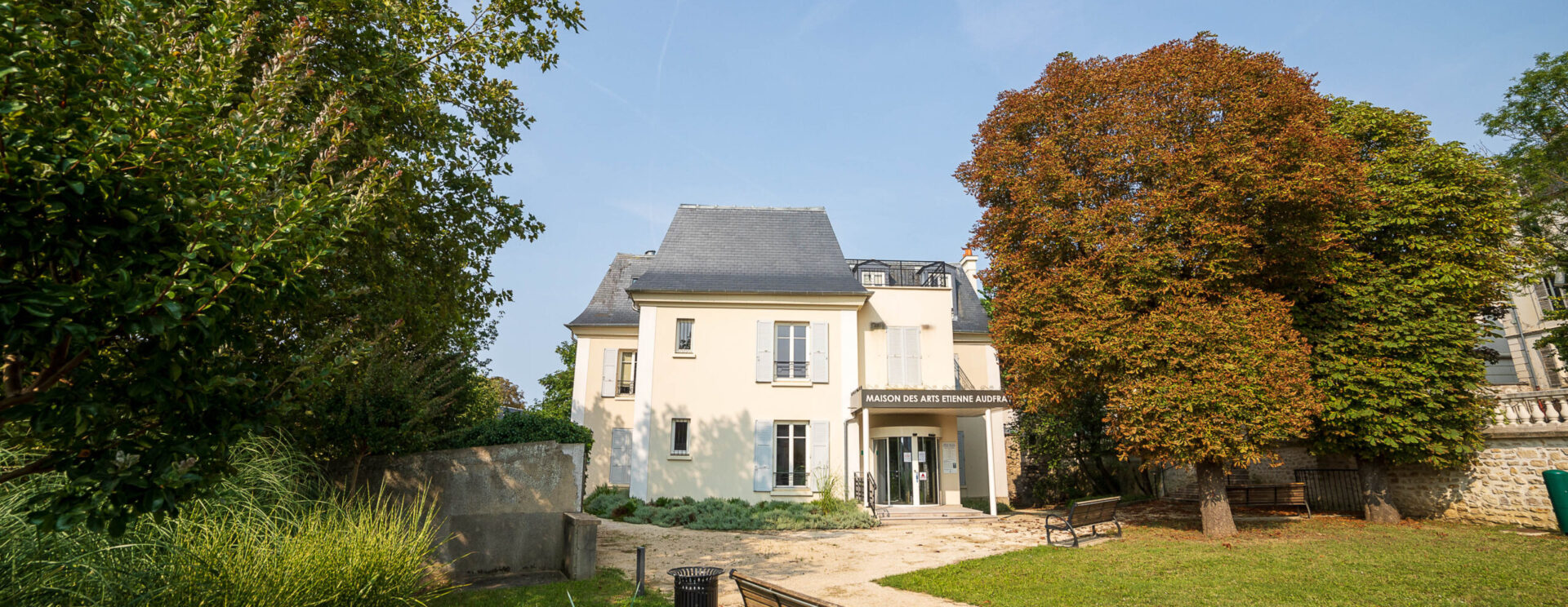 Jardin avec bâtiment en arrière plan