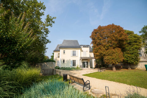 Jardin avec bâtiment en arrière plan