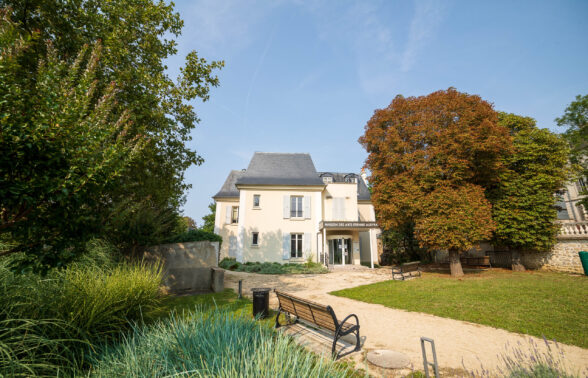 Jardin avec bâtiment en arrière plan