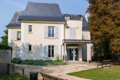 Batisse avec petit parc devant, petit immeuble d'un étage avec écrit sur la devanture Maison des Arts Etienne Aufray - Agrandir l'image 2 sur 5, fenêtre modale