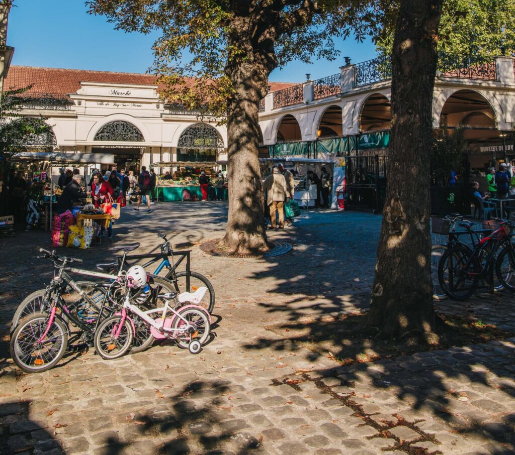 Photo d'une place avec un marché en arrière plan. - Agrandir l'image, fenêtre modale