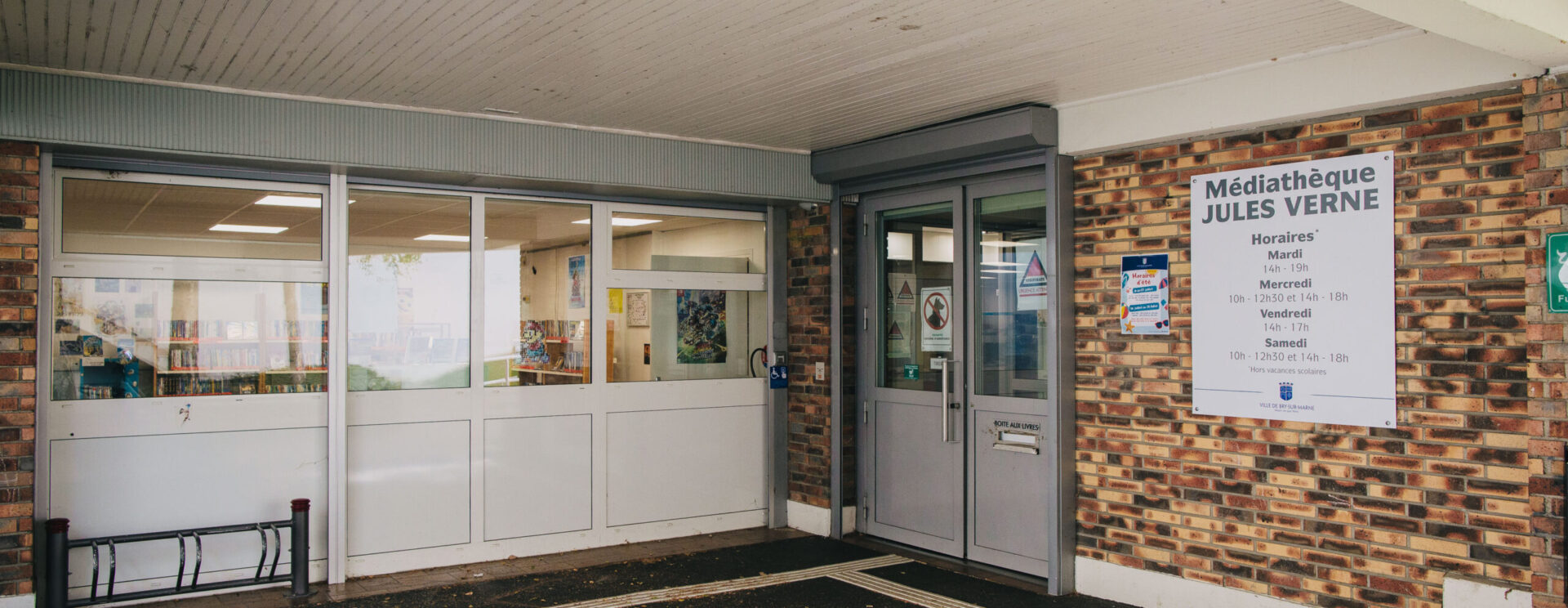 Entrée médiathèque Jules Verne