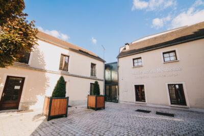 Bâtiment du musée portant un intitulé "Musée Adrien Mentienne" - Agrandir l'image 4 sur 5, fenêtre modale