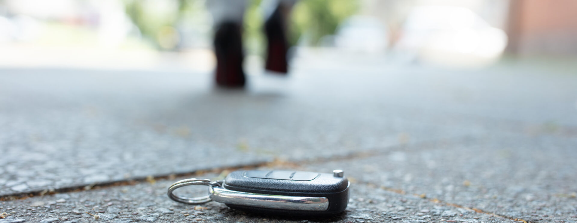 Clés de voiture au sol