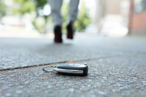 Clés de voiture au sol