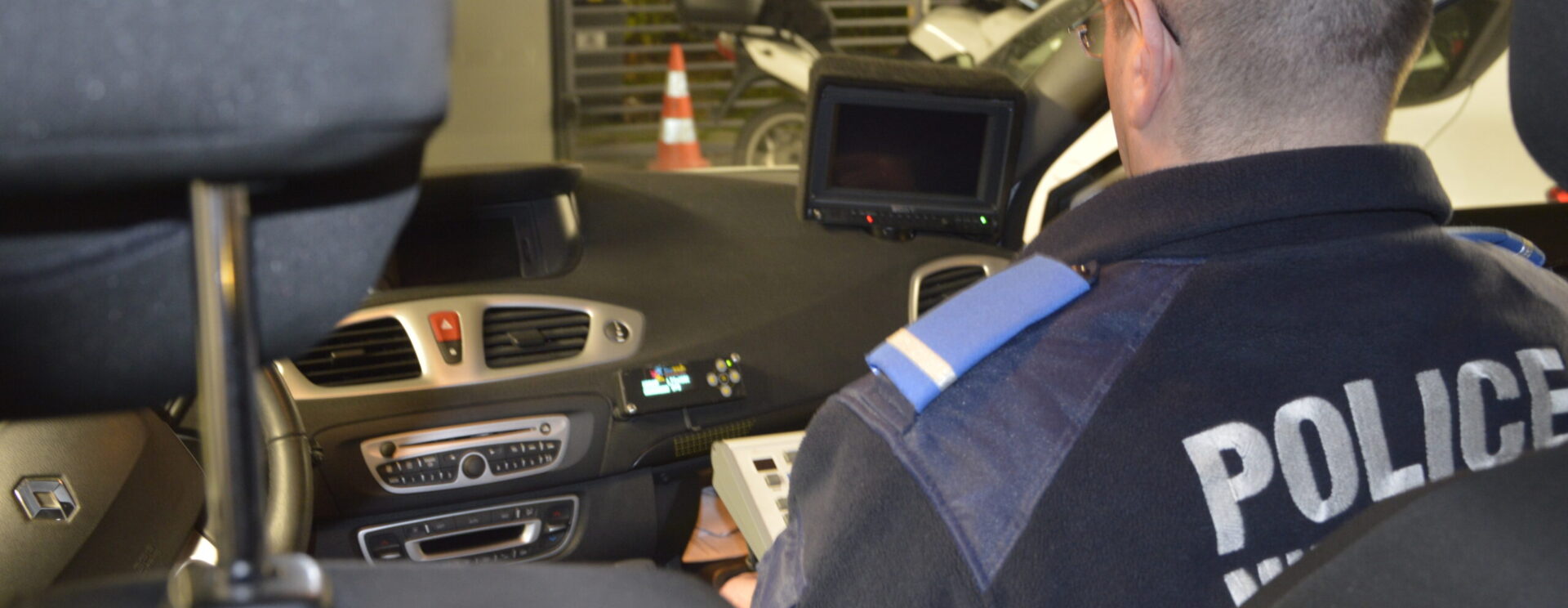 Policier dans une voiture