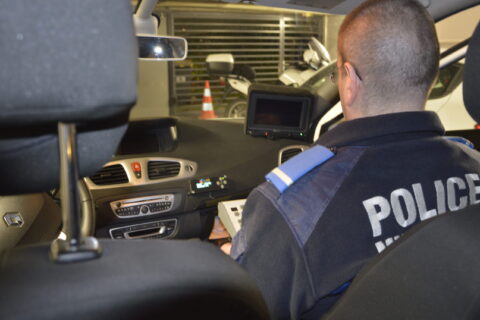 Policier dans une voiture